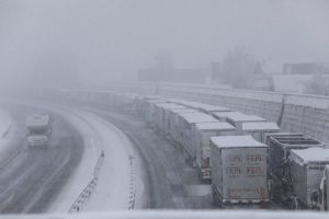 Sneg na avtocesti in izločanje tovornih vozil